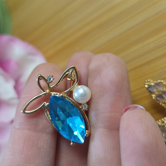 Elegant Gold and Colorful Set of 7 Brooches - Picture 2 of 8